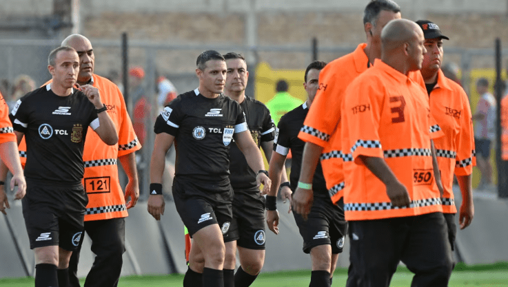 Huracán quedó eliminado tras un polémico arbitraje en su empate con Barracas&nbsp;Central