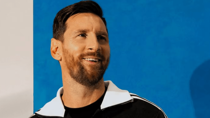Lionel Messi posó con la camiseta de Everton de La Plata en apoyo a una iniciativa del&nbsp;club