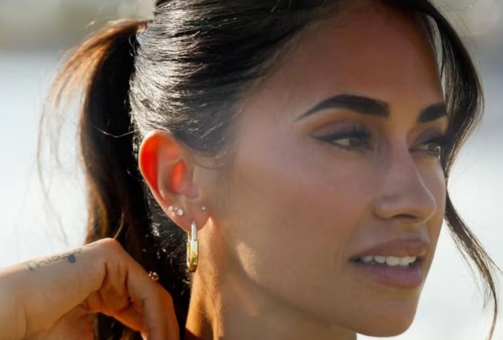 Glamour en la cancha: Antonela Roccuzzo redefine el pádel con un look ‘total white’ y joyas&nbsp;Tiffany