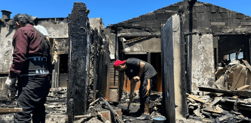 Un incendio destruyó tres viviendas y dejó a una familia sin hogar en la calle&nbsp;Neuquén