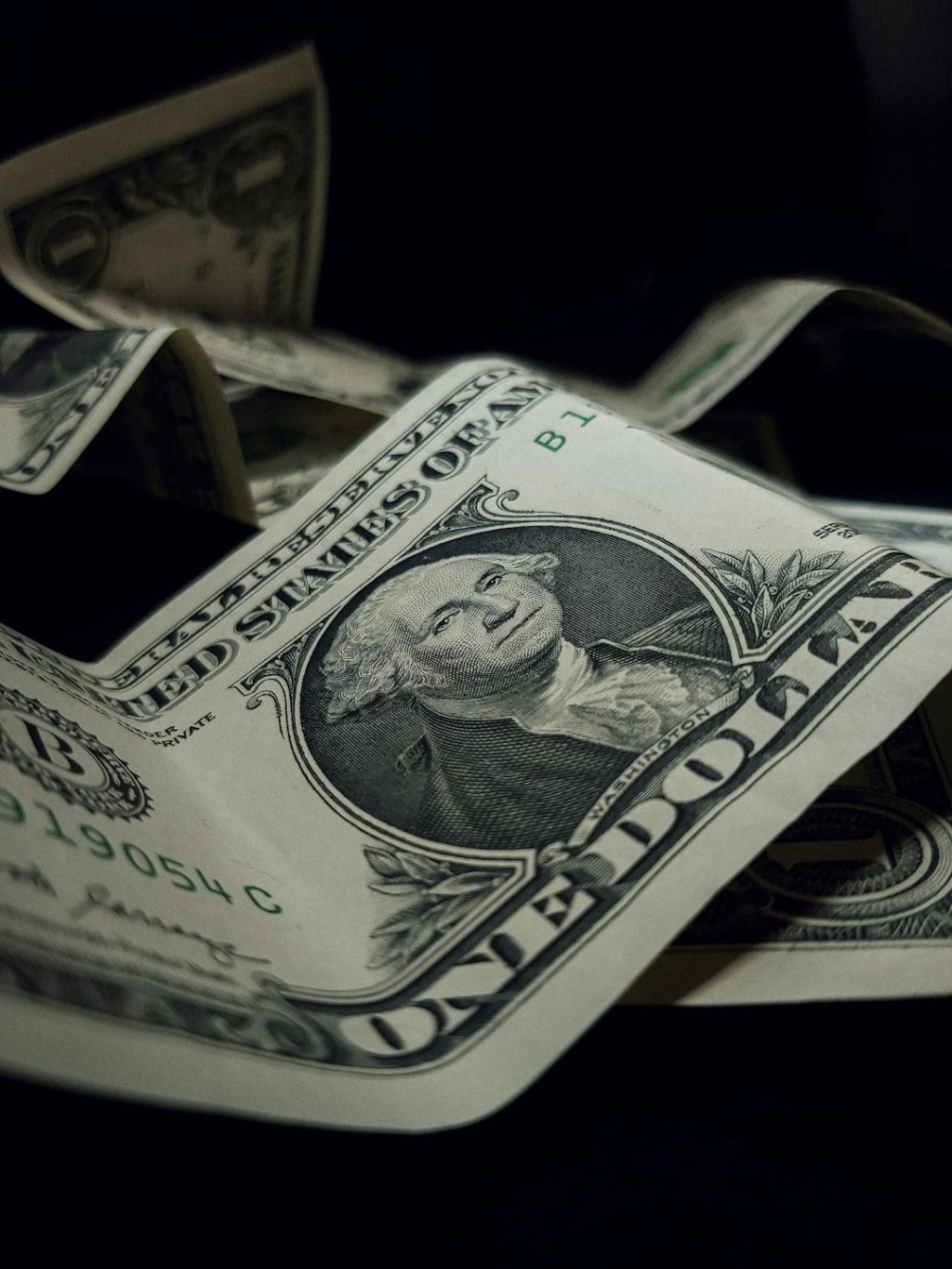 Vencimientos recalientan divisas: dólar desafía barrera de&nbsp;$1.500